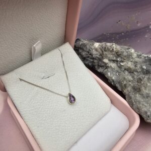 Mini-Dije en plata con Amatista