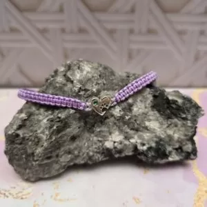 Manilla tejida con dije en plata e incrustación de esmeralda colombiana