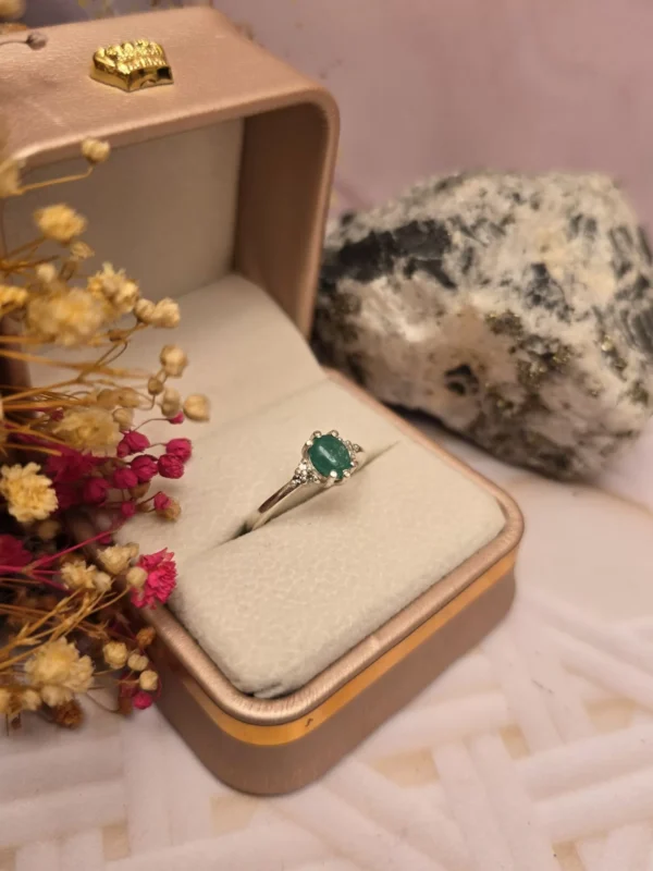 Anillo Cabujón de Esmeralda y diamantes blancos